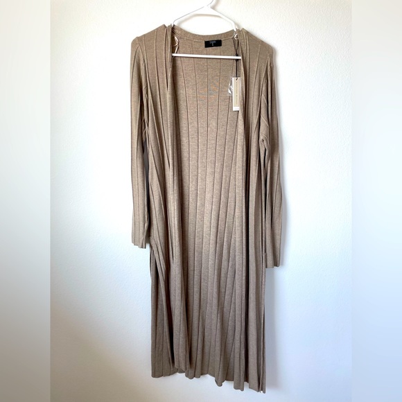 Tahari Sweaters - NWT Tahari stylish neutral cardigan sweater